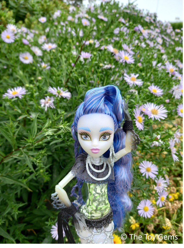 Monster High Sirena Von Boo in Flowers.